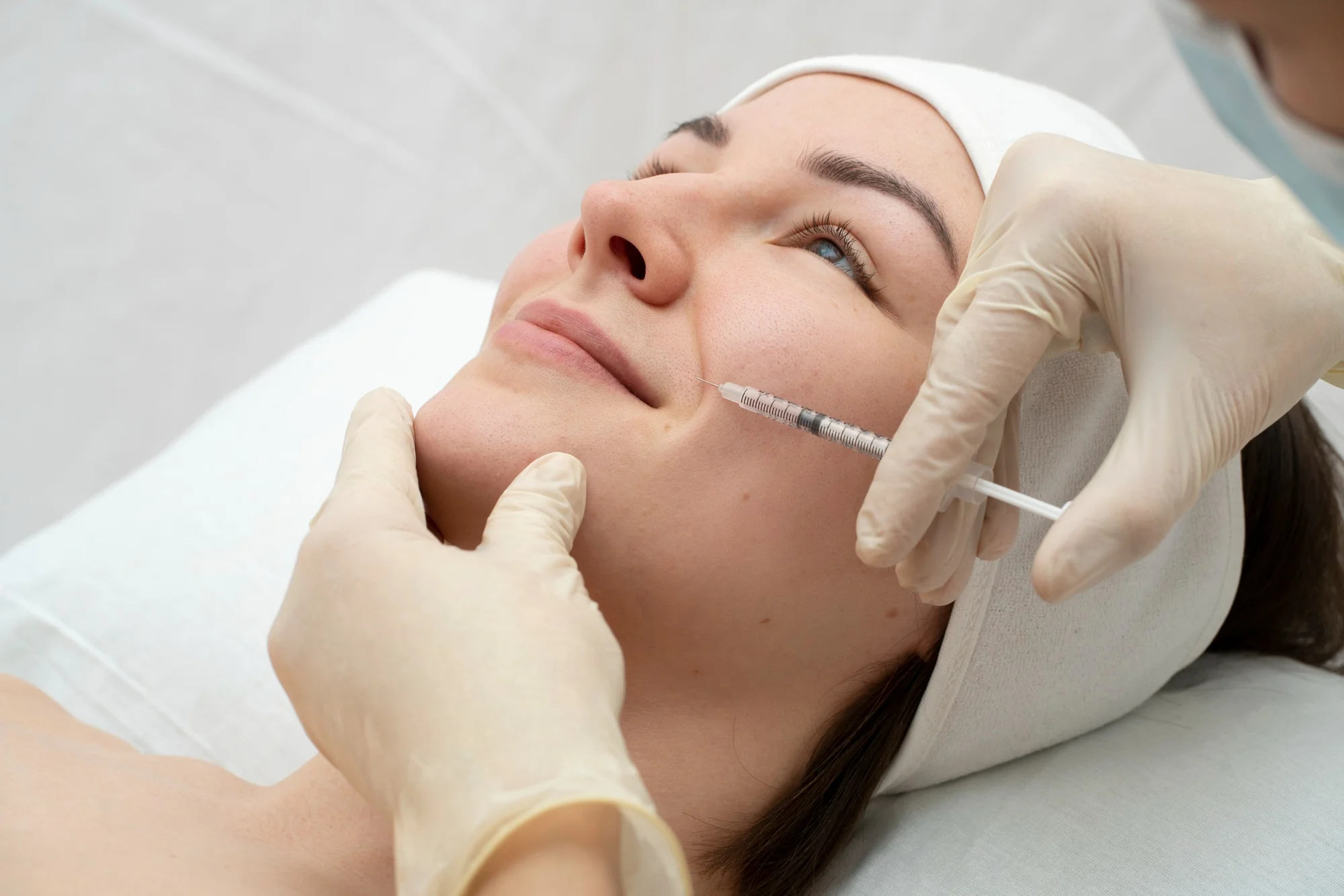 Harmonização Facial com Ácido Hialurônico: Desvendando os Benefícios Além da Flacidez